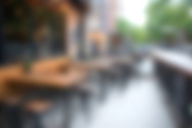 Ahşap masalar ve yemyeşil yeşillikler olan rahat bir kafeterya, arkadaşlarla dinlenmek ya da doğada sessiz bir içkinin keyfini çıkarmak için ideal..