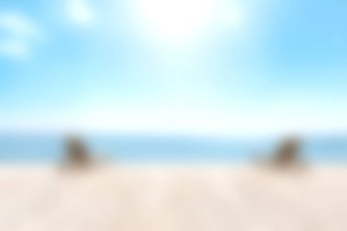 Kumlu bir sahilde, parlak güneş ışığı altında iki sandalyenin olduğu sakin bir sahil sahnesi. Rahatlama, tatil titreşimleri ve dingin doğa için ideal..