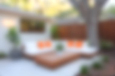 Bu resim rahat bir açık hava salonu, renkli yastıklarla rahat bir oturma odası, rahatlama ve sosyal etkinlikler için mükemmel bir ortam sunuyor..