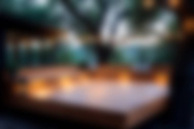 Sıcak ışık ve doğal elementlerle donatılmış rahat ve cezbedici bir modern iç tasarım, şık bir mekanda rahatlatıcı bir atmosfer yaratıyor..