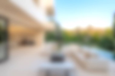 Modern tasarım elementlerinin, mobilyaların ve bereketli yeşilliğin yer aldığı sakin bir açık hava yaşam alanı, doğanın güzelliğinin ortasında rahatlamak için mükemmel..