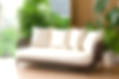 Konforlu, yeşil bitkilerle çevrili rahat bir oturma odası. Doğal ışığı artırıyor ve huzurlu bir atmosfer yaratıyor..