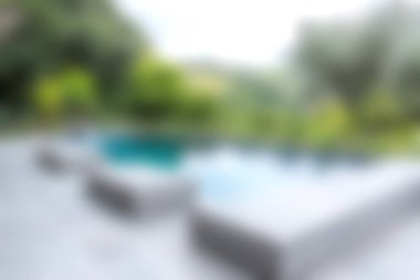 Bereketli yeşilliklerle çevrili sakin bir havuz kenarı deneyin, rahatlama ve sükunet için mükemmel. Yaz havası ve açık hava aktiviteleri için ideal..