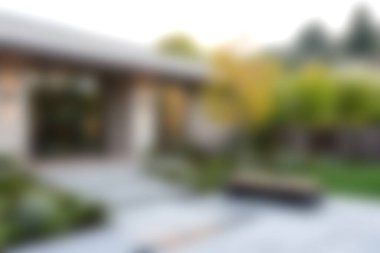 Bereketli yeşillik ve sıcak aydınlatma içeren sakin bir bahçe alanı keşfedin, rahatlama ve sosyal toplantılar için mükemmel..