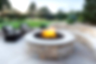 Güzel tasarlanmış bir açık hava ateş çukuru toplanma için rahat bir atmosfer yaratıyor, yeşilliklerle çevrili. Yaz geceleri ve rahatlama için mükemmel..