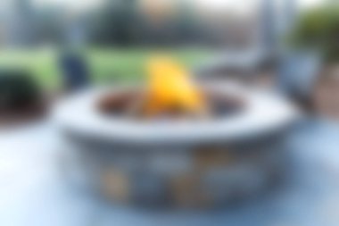 Taşlarla ve yumuşak koltuklarla çevrili, yıldızların altında toplanmak ve rahatlamak için mükemmel sıcak bir ateş çukurunun yanında huzurlu bir akşamın tadını çıkarın..