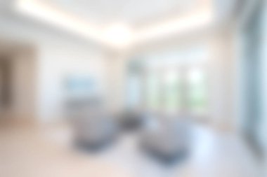 Parlak ve havadar modern oturma odası geniş pencereli rahat mobilyalar sergiliyor ve doğal ışık sağlıyor. Rahatlamak ve toplanmak için mükemmel bir davet alanı..