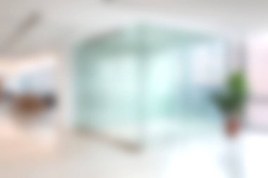 İşbirliği ve verimlilik için tasarlanmış cam toplantı odası içeren parlak ve havadar bir ofis ortamı. Modern estetik ve konforun karışımı..