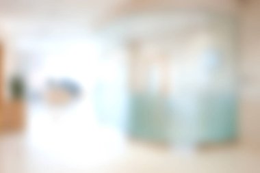 Modern ofis içinin, üretkenlik ve rahatlık için tasarlanmış parlak, misafirperver ve minimalist çalışma alanının özünü yakalayan bulanık bir görüntüsü..