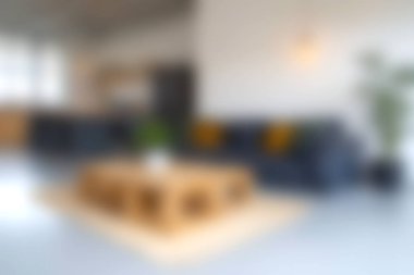 Şık mobilyaların, doğal ışığın ve dekoratif unsurların olduğu rahat ve modern bir oturma odası keşfedin. Çağdaş ev tasarımları için ideal.