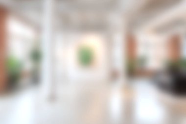 Parlak açık bir alanda parlak yeşillik ve bulanık bir arka planı olan modern bir minimalist iç mekan. Bu tasarım huzuru ve karmaşıklığı çağrıştırıyor..
