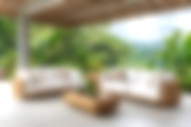 Yeşilliklerle çevrili zarif mobilyaları olan bu rahat açık havada sükunet deneyimi. Rahatlamak ve rahatlamak için ideal..