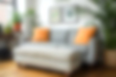 Turuncu yastıklı şık gri bir kanepe modern bir oturma odasında rahat bir atmosfer yaratır. Doğal ışık davetkar dekorasyonu ve rahatlığı arttırır..