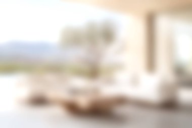 Şık, modern bir oturma odası, rahat bir dekor, parlak bir güneş ışığı ve davetkar bir açık hava manzarası. Rahatlama ve sükunet için ideal..