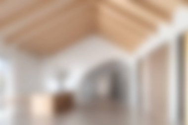 Bu iç mekan, ahşap kirişler, geniş doğal ışık ve minimalist estetik bir atmosfer yaratan çağdaş bir tasarım sergiliyor..