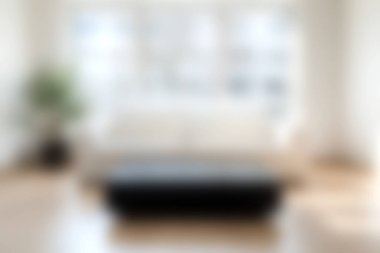 Yumuşak mobilyalar ve davetkar dekorlarla doğal ışıkla yıkanmış sakin bir minimalist oturma odası. Bu alan modern yaşam için konfor ve sükuneti temsil eder..