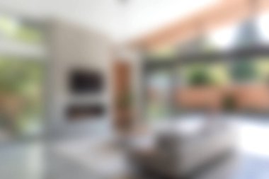 Geniş doğal ışık, şık mobilyalar ve rahatlamaya davetiye çıkaran sakin bir atmosfer ile karakterize edilmiş modern bir minimalist oturma odası keşfedin..