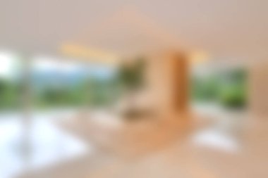 Parlak ve havadar modern bir oturma odası geniş pencereler ve çarpıcı dağ manzaraları sergiliyor. Minimalist tasarım konforu ve tarzı vurgular, davetkar bir atmosfer yaratır..