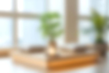 Parlak ve modern bir iç mekan. Büyük pencerelerin yanında güzel yeşil bitkiler var. Doğal ışığı ve sakin bir atmosferi davet ediyor. Tasarım ilhamı için ideal.