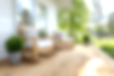 Bereketli yeşilliklerle çevrili, yumuşak sabah ışığıyla aydınlatılmış, rahatlamak ve rahatlamak için mükemmel ahşap sandalyelerin bulunduğu büyüleyici bir açık hava alanı..