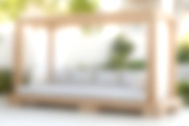 Bu modern açık hava salonu rahat bir oturma yeri ve sakin bir bahçe ortamında rahatlamak için mükemmel bir ahşap gölgeliğe sahiptir..