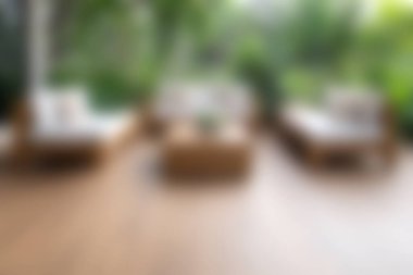 Bu görüntü, yemyeşil ve benekli güneş ışığıyla çevrili modern mobilyaların bulunduğu rahat bir açık hava salonu alanı yakalıyor. Estetik ilham için harika.!