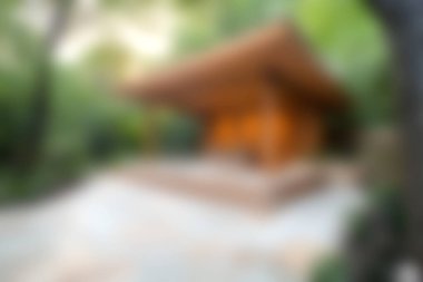 Güzel tasarlanmış ahşap bir pavyon yemyeşil bir bahçeye yerleşmiş, doğal bir ortamda dinlenmek ve düşünmek için huzurlu bir geri çekilme sunuyor..