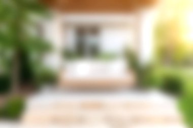 Sıcak güneş ışığıyla yıkanmış, yemyeşil ve rahat mobilyalarla dolu, rahatlamak ve keyif almak için mükemmel bir açık hava yaşam alanı keşfedin..