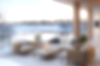 Bu görüntüde şık mobilyaları, yumuşak doğal ışığı ve huzur ve sükunet için mükemmel sakin bir su manzarası olan rahat bir dinlenme odası var..