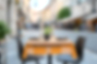 Güzel bir açık hava yemek masası büyüleyici bir sokakta davetkar bir atmosfer sunar. Şehir ortamında ıslanırken yemeklerin tadını çıkarmak için mükemmeldir..