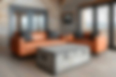 Bu resimde şık mobilyaların, bol doğal ışığın ve güzel manzaralı pencerelerin olduğu rahat ve modern bir oturma odası sergilenmektedir. Ev dekorasyonu ilhamı için ideal.