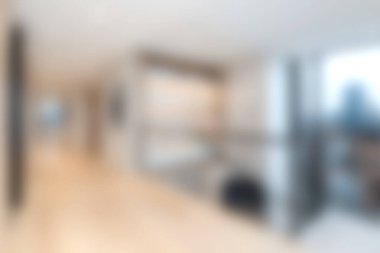 Parlak ve zarif yaşam alanı modern tasarım unsurları sergiliyor. Açık alan doğal ışığı arttırıyor, rahatlatıcı bir atmosfer yaratıyor..