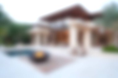 Bereketli yeşillik ve çarpıcı mimari tasarım ile çevrili sakin bir açık havuzu olan güzel, modern bir villa, rahatlatıcı bir kaçış için mükemmel..