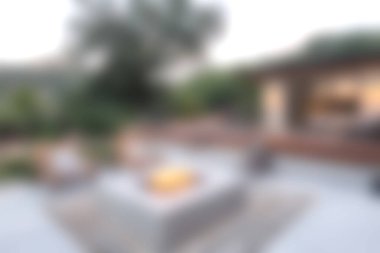 Rahat bir oturma yeriyle çevrili rahat bir ateş çukurunun bulunduğu sakin bir veranda, akşam boyunca toplanma ve dinlenme için ideal..