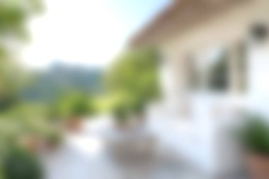 Serin yeşillik ve sıcak güneş ışığıyla rahatlamak için mükemmel, parlak ve rahat bir avlu. Yaz tatili ve boş zaman için ideal..