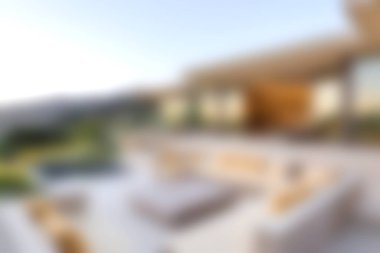 Rahat bir atmosfer yaratan, rahatlamak ve güzel doğa manzarasının tadını çıkaran şık mobilyaların bulunduğu modern bir açık alan keşfedin..