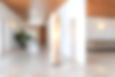 Minimalist tasarım unsurları sergileyen parlak ve modern bir iç mekan. Doğal ışık, zarif mobilyalar ve şık bir yaşam için sakin bir atmosfer..