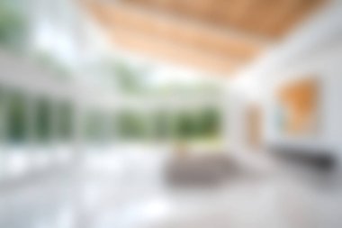 Bu parlak modern oturma odasında yüksek bir tavan ve geniş pencereler var. Bol miktarda doğal ışık ve sıcak ve davetkar bir atmosfer yaratıyor..