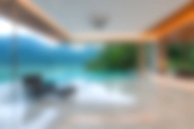 Modern tasarım ve doğal güzelliğin mükemmel bir karışımını bu huzurlu villanın içinde yaşayın. Havuzun ve bereketli manzaranın çarpıcı bir görüntüsü var..