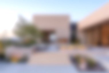 Modern mimarinin açık hava ortamındaki sanatsal görüşü, uyumu ve sükuneti vurguluyor. Yumuşak odaklı arka plan derinliği arttırır, rahatlamayı davet eder.