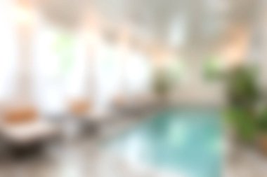 Parlak doğal ışık, modern dekor ve yemyeşil bitkilerle dolu sakin bir kapalı yüzme havuzu rahatlama ve refah için mükemmel bir alan yaratıyor..