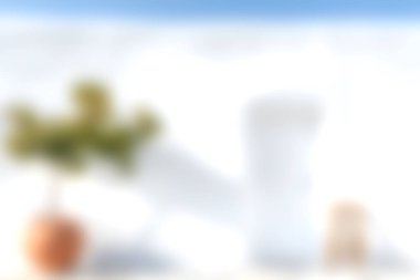 Mavi bir gökyüzünün altında, beyaz bir duvarın yanında saksıda serinletici ve minimalist bir atmosfer yaratan yumuşak bir odak görüntüsü..