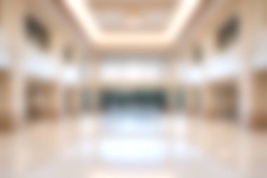 Bu görüntüde parlak ve ferah bir koridor var. Zarif bir mimari sergileniyor. Doğal ışık, lüks ve sükunet hissi uyandırıyor..