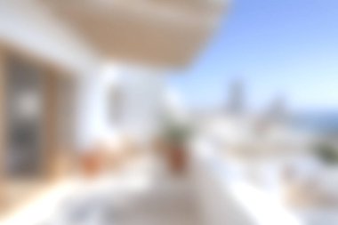 Güzel bir sahil balkonu, davetkar bir okyanus manzarası, parlak bir güneş ışığı ve yemyeşil, rahatlama ve tatil ilhamı için mükemmel..