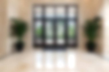 Geniş pencereli, yemyeşil ve zarif döşemeli, sıcak ve davetkar bir atmosfer yaratan şık ve parlak bir giriş koridoru..