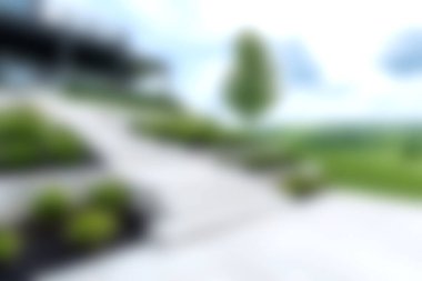 Parlak yeşil bir arazide güzel bir patika esiyor, açık mavi gökyüzü altında rahatlama ve keşifleri davet ediyor. Doğa meraklıları için mükemmel..