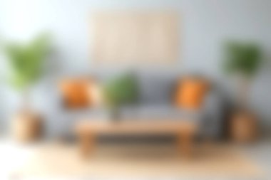 Parlak ve rahat bir oturma odası modern bir kanepe dekoratif yastıklarla süslenmiş, yemyeşil bitkiler ve basit ahşap bir masa ile tamamlanmış..