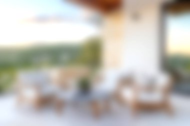 Rahat mobilyaların ve çarpıcı manzara manzarasının dinlenme ve yaz toplantıları için mükemmel olduğu şık bir açık hava oturma alanı keşfedin..