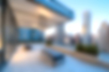 Huzurlu bir çatı katı. Akşam karanlığında çarpıcı bir şehir manzarası sunuyor. Rahatlamak ve rahatlamak için mükemmel..