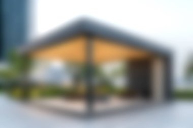 Bu resim, bereketli yeşilliğin ortasında dinlenmek için tasarlanmış çarpıcı bir modern açık hava pavyonunu tasvir ediyor. Zarif çizgiler ve eğlence aktiviteleri için mükemmel bir atmosfer sunuyor..